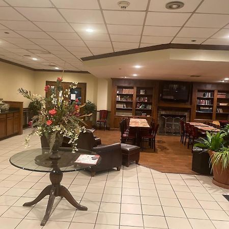 Econo Lodge Inn & Suites Norton Екстериор снимка