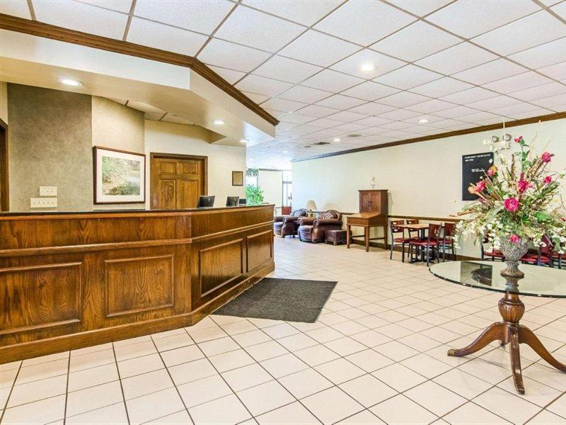 Econo Lodge Inn & Suites Norton Екстериор снимка
