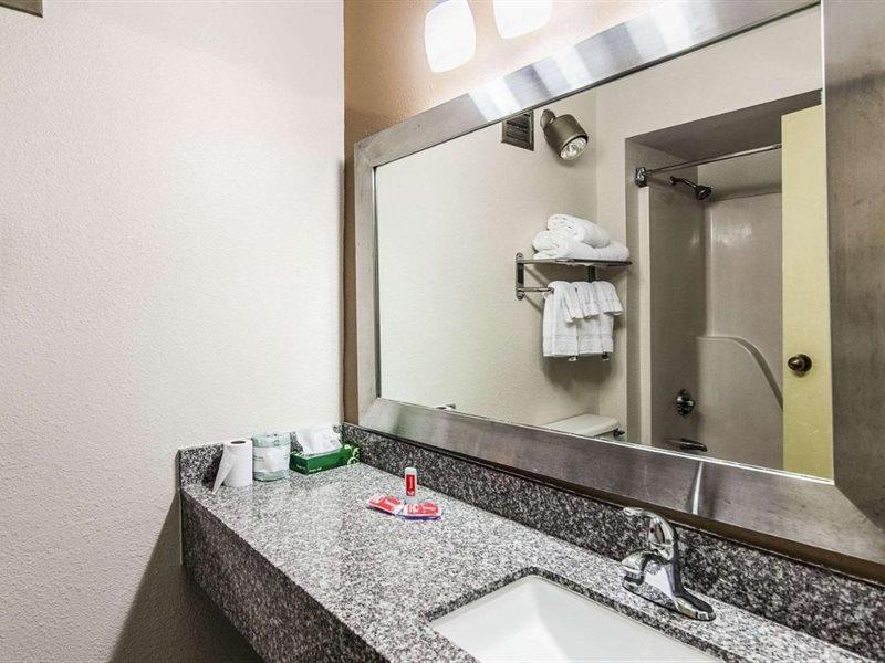 Econo Lodge Inn & Suites Norton Екстериор снимка