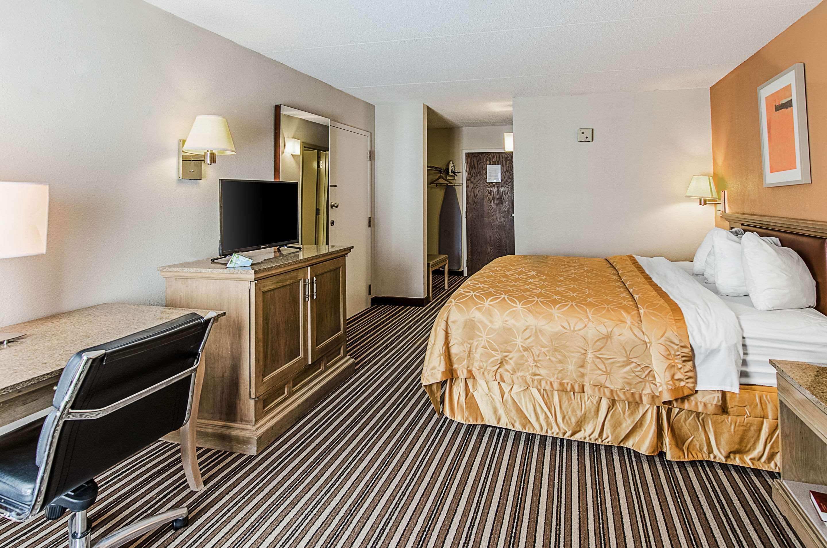 Econo Lodge Inn & Suites Norton Екстериор снимка