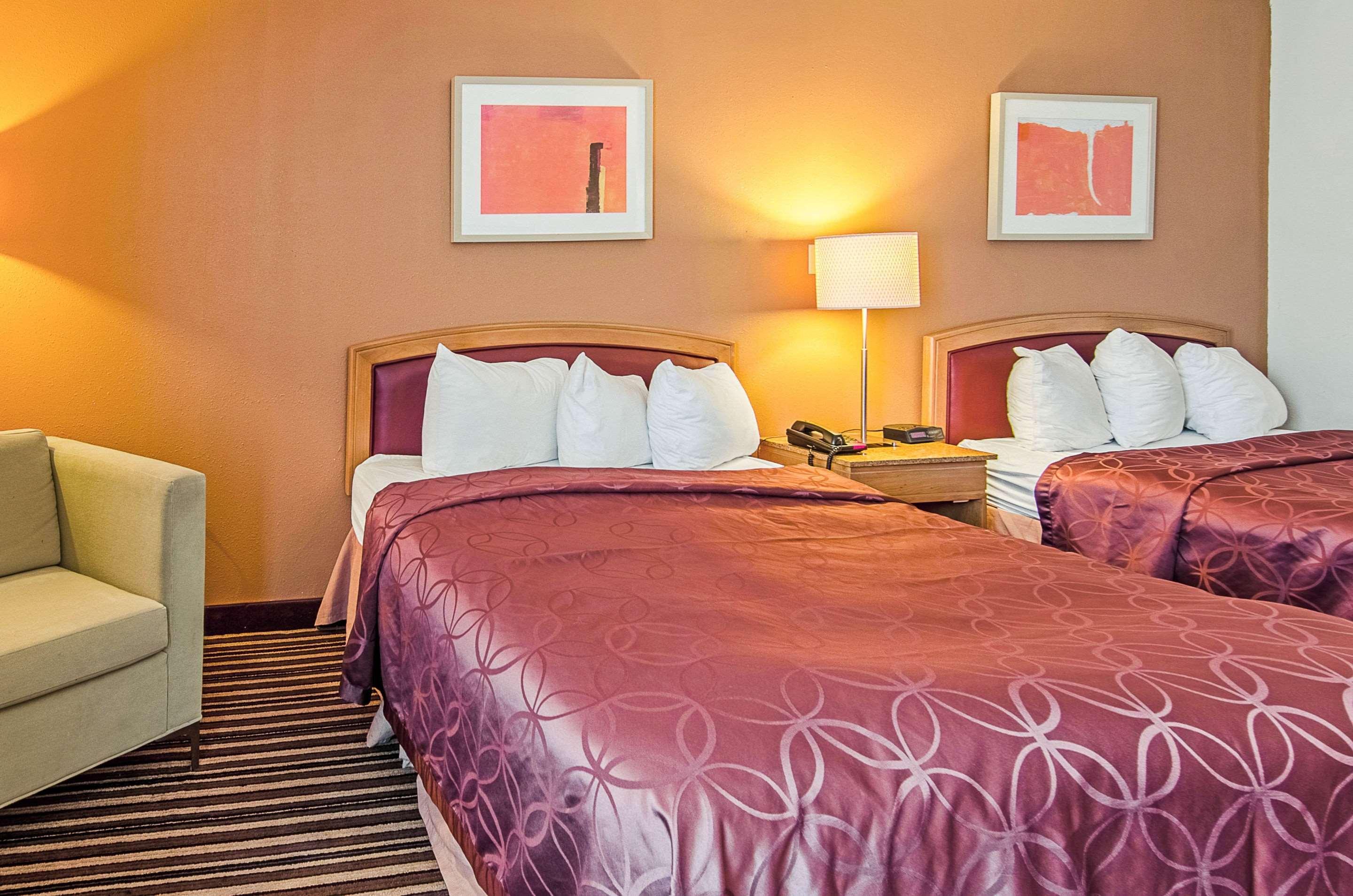 Econo Lodge Inn & Suites Norton Екстериор снимка