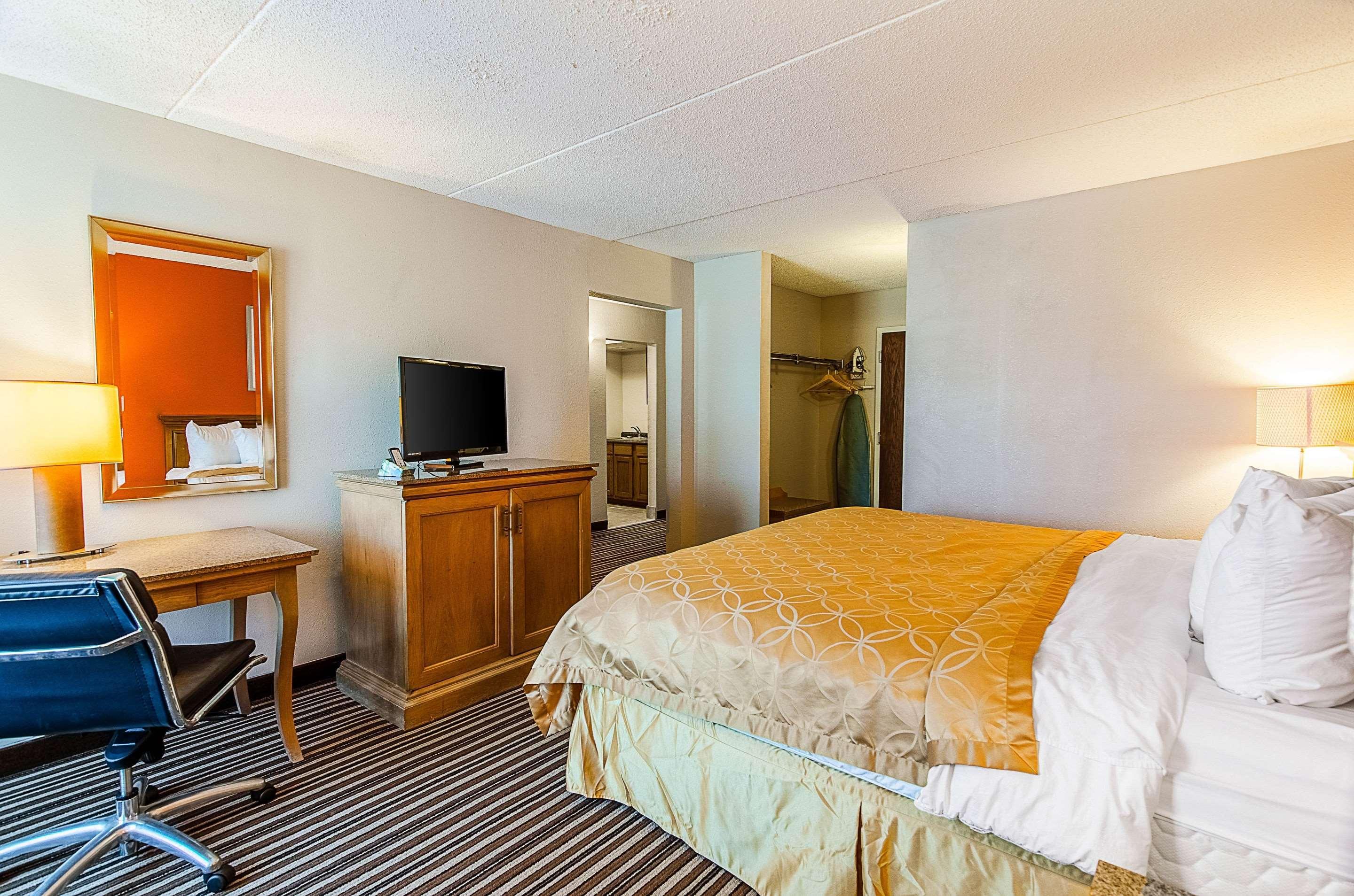 Econo Lodge Inn & Suites Norton Екстериор снимка