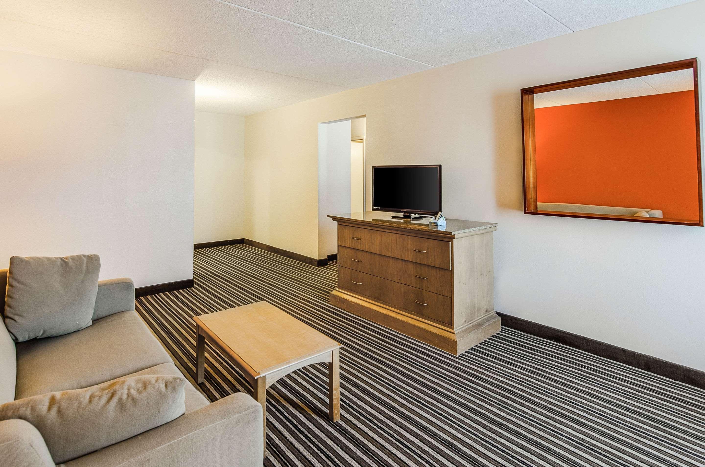 Econo Lodge Inn & Suites Norton Екстериор снимка