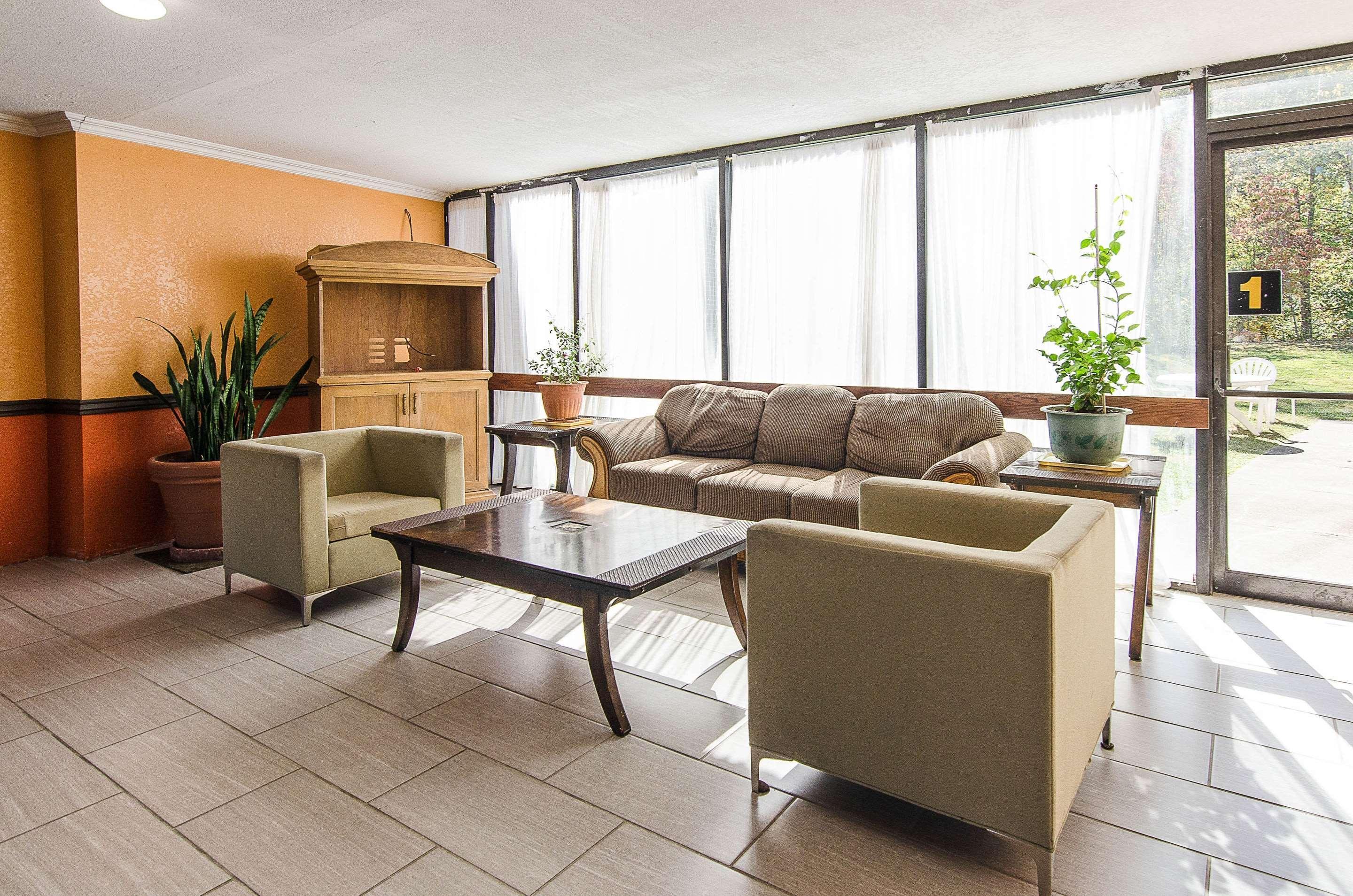 Econo Lodge Inn & Suites Norton Екстериор снимка