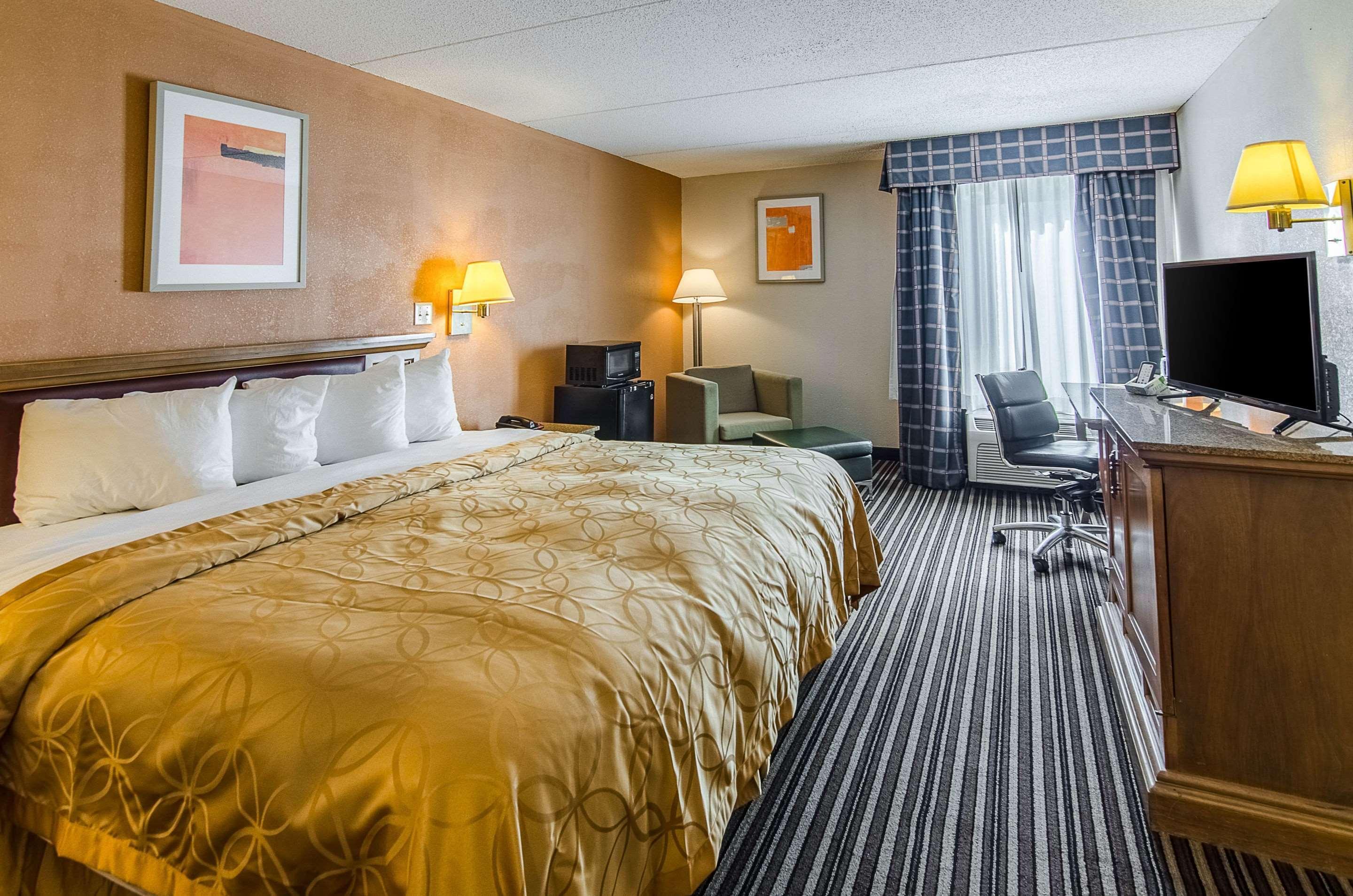 Econo Lodge Inn & Suites Norton Екстериор снимка