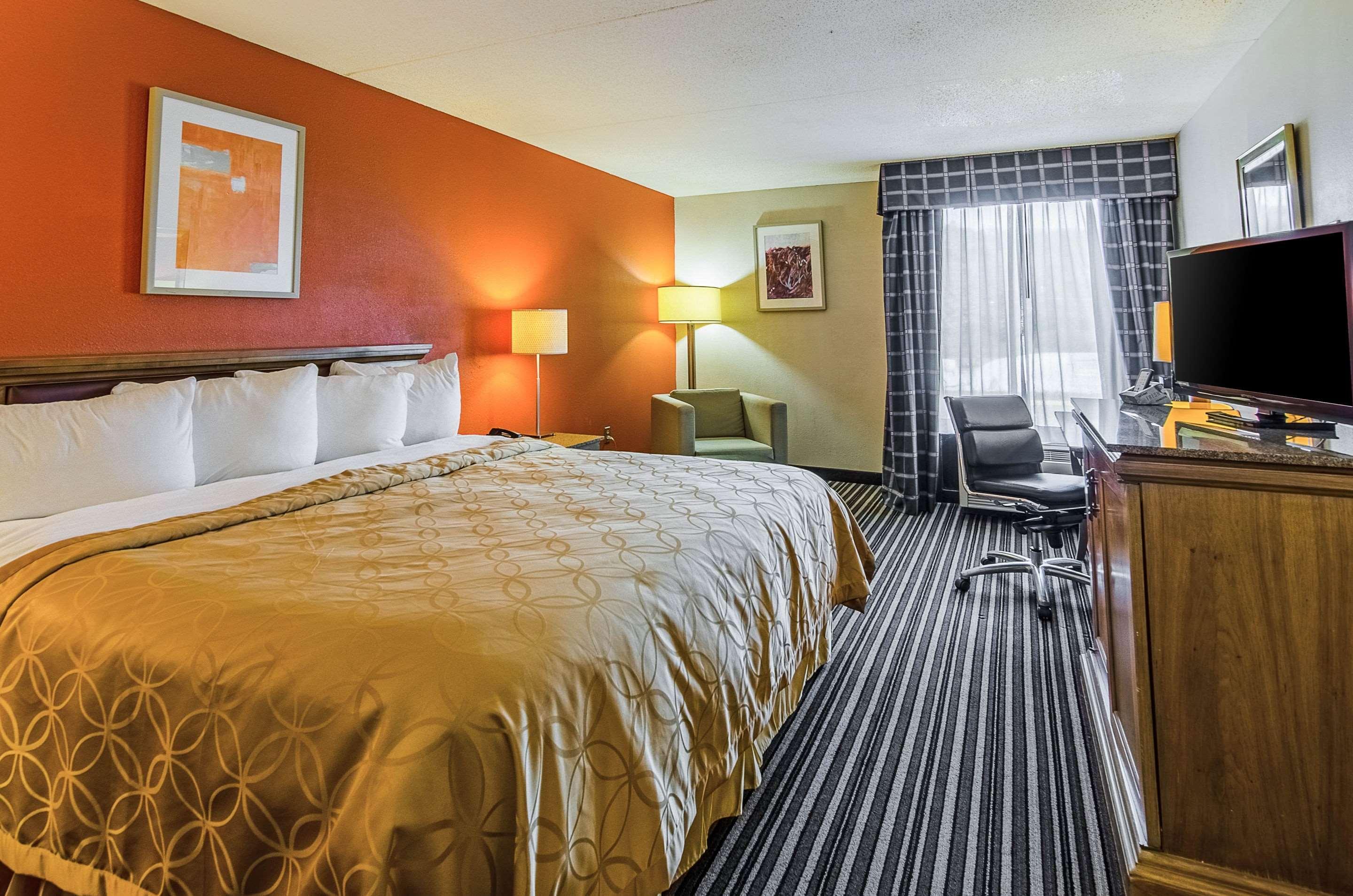 Econo Lodge Inn & Suites Norton Екстериор снимка