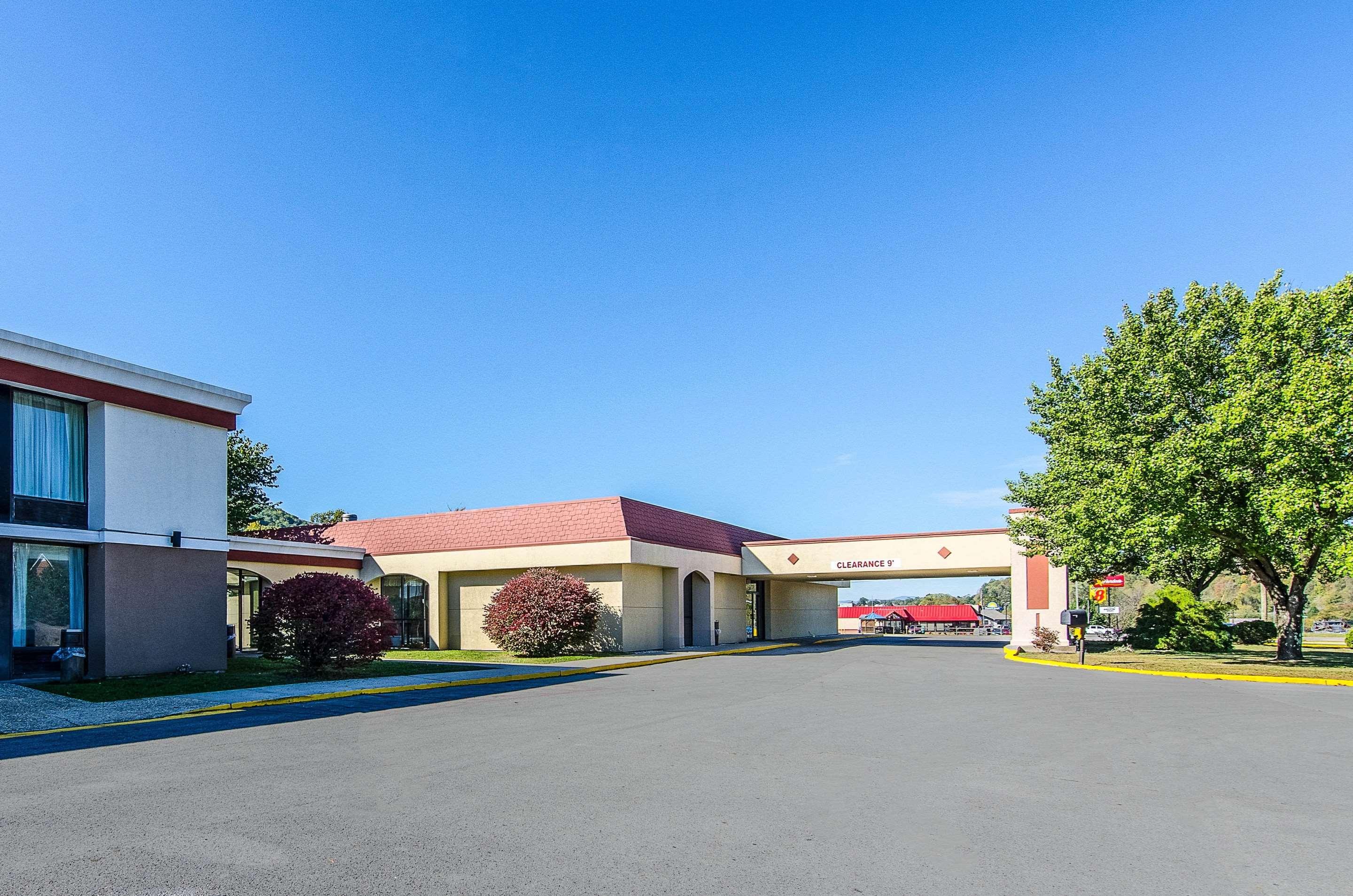 Econo Lodge Inn & Suites Norton Екстериор снимка