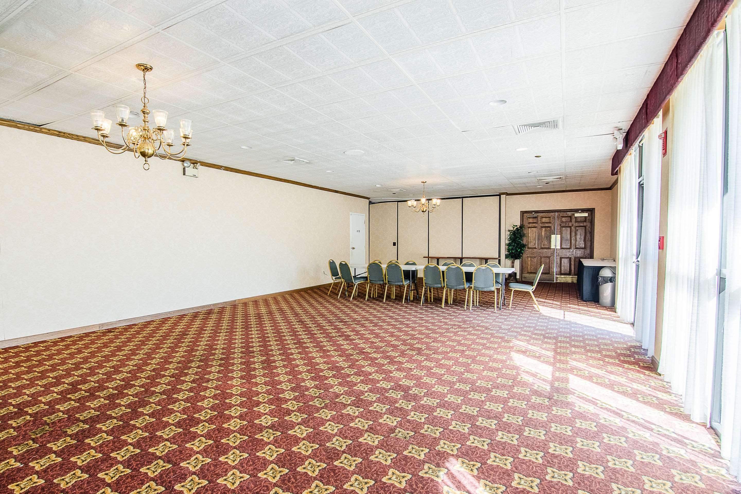Econo Lodge Inn & Suites Norton Екстериор снимка