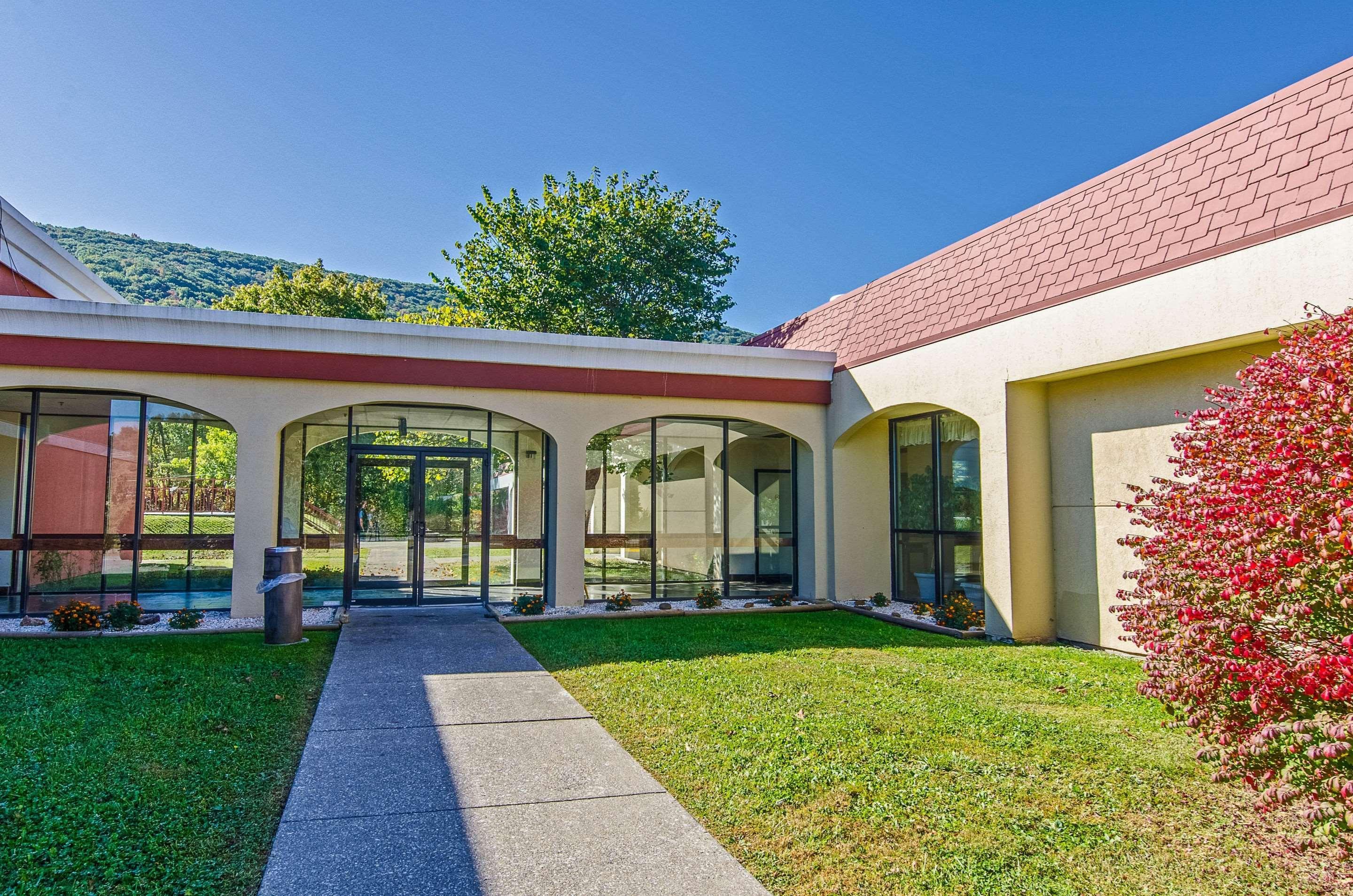 Econo Lodge Inn & Suites Norton Екстериор снимка