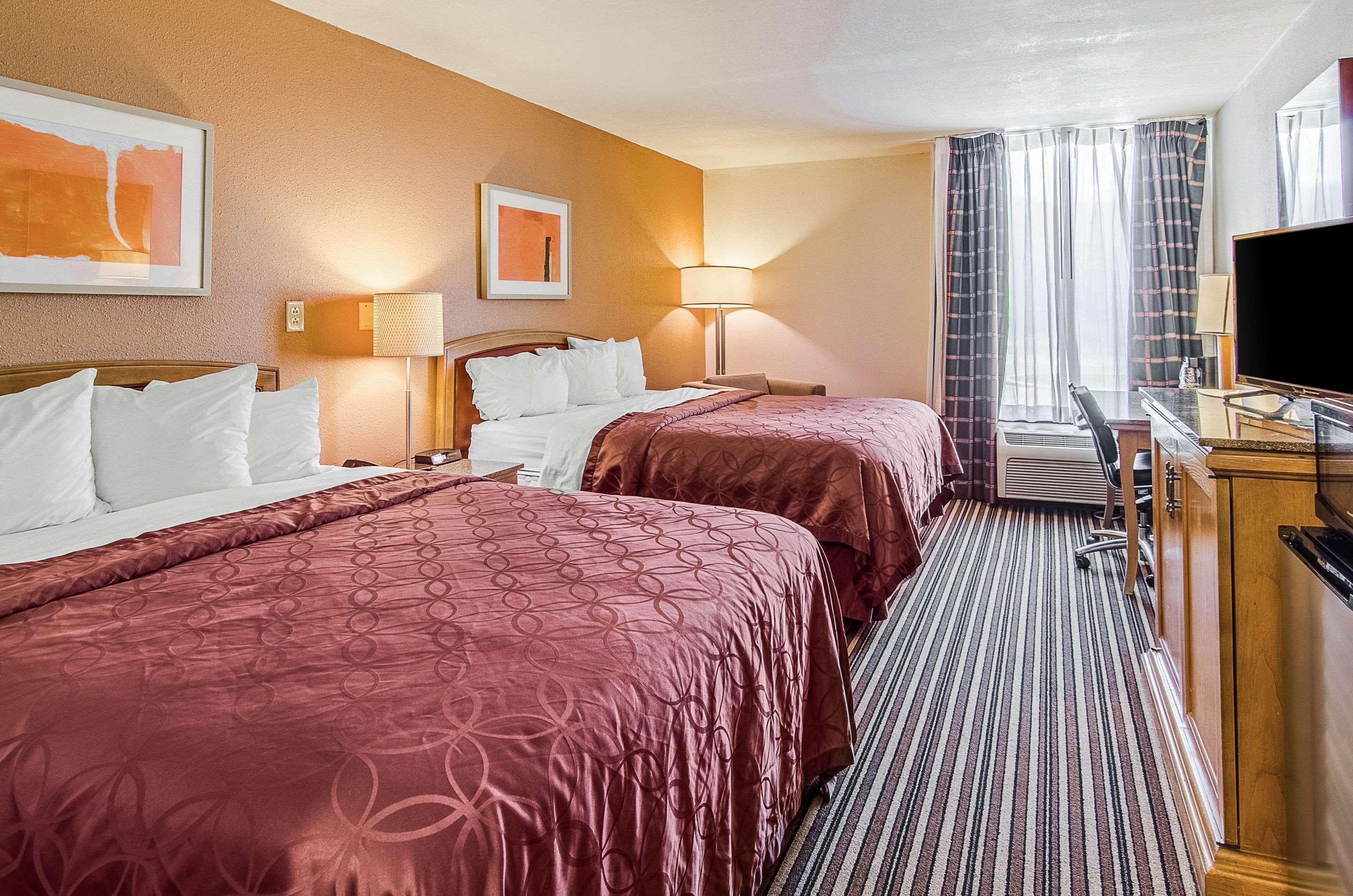 Econo Lodge Inn & Suites Norton Екстериор снимка