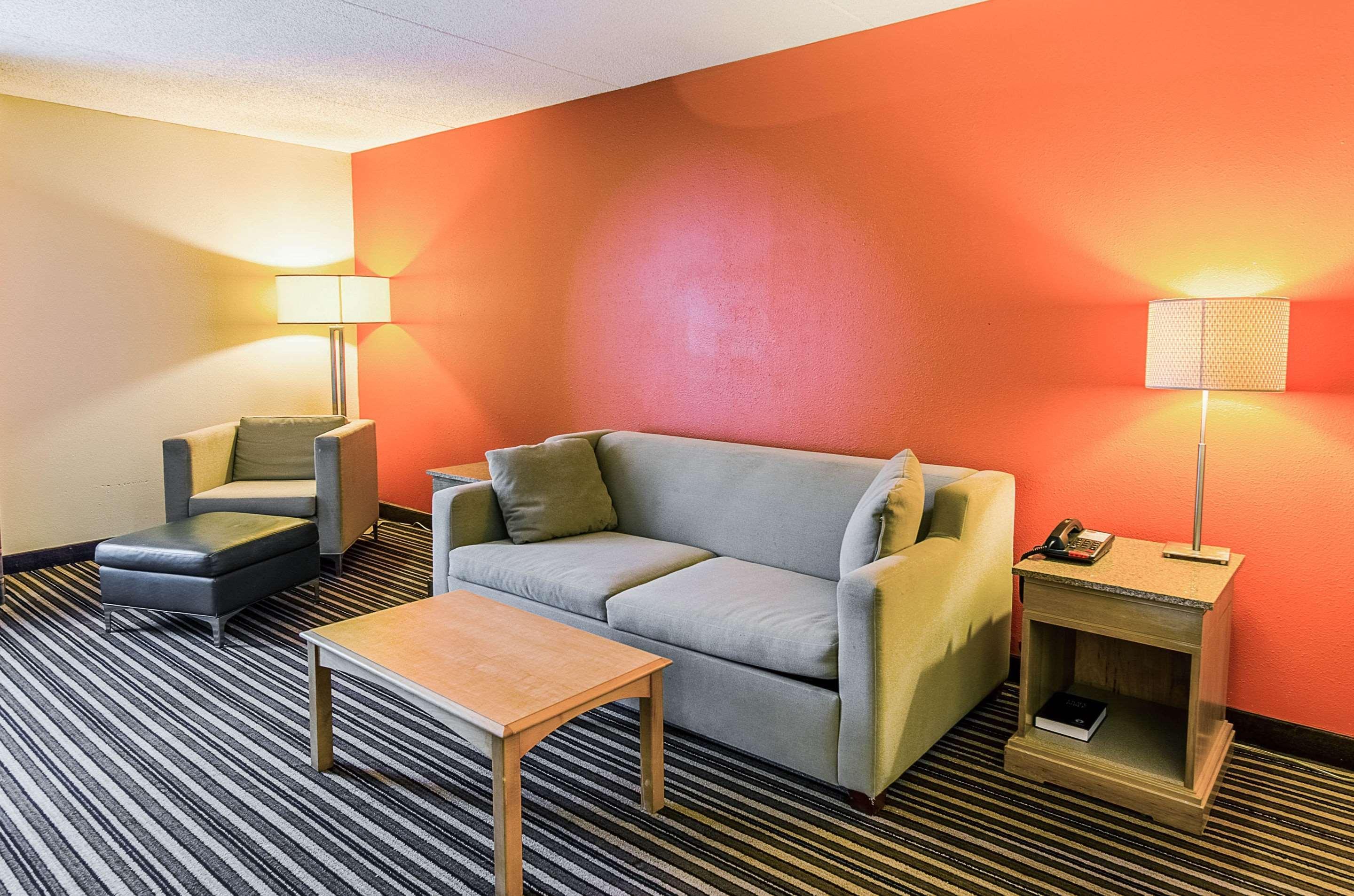 Econo Lodge Inn & Suites Norton Екстериор снимка