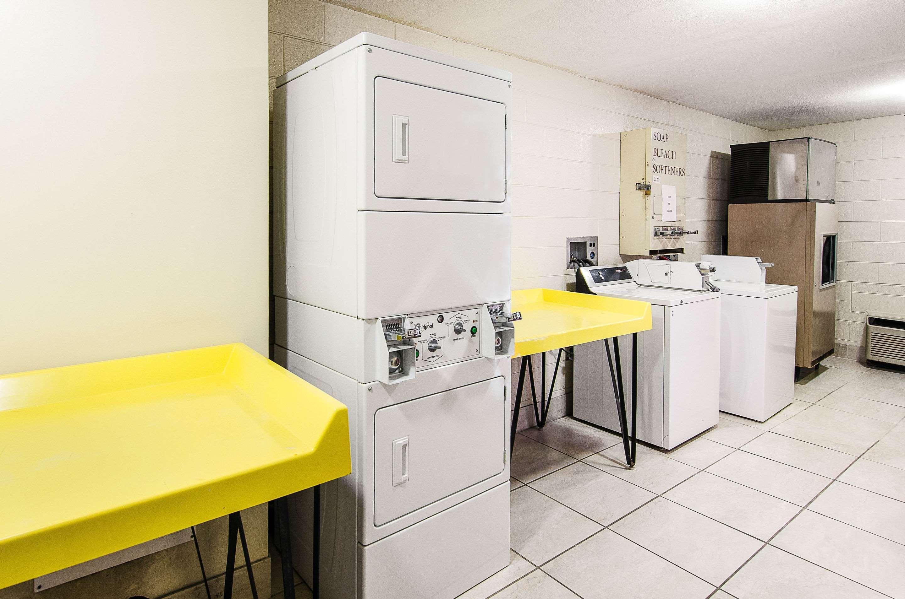 Econo Lodge Inn & Suites Norton Екстериор снимка