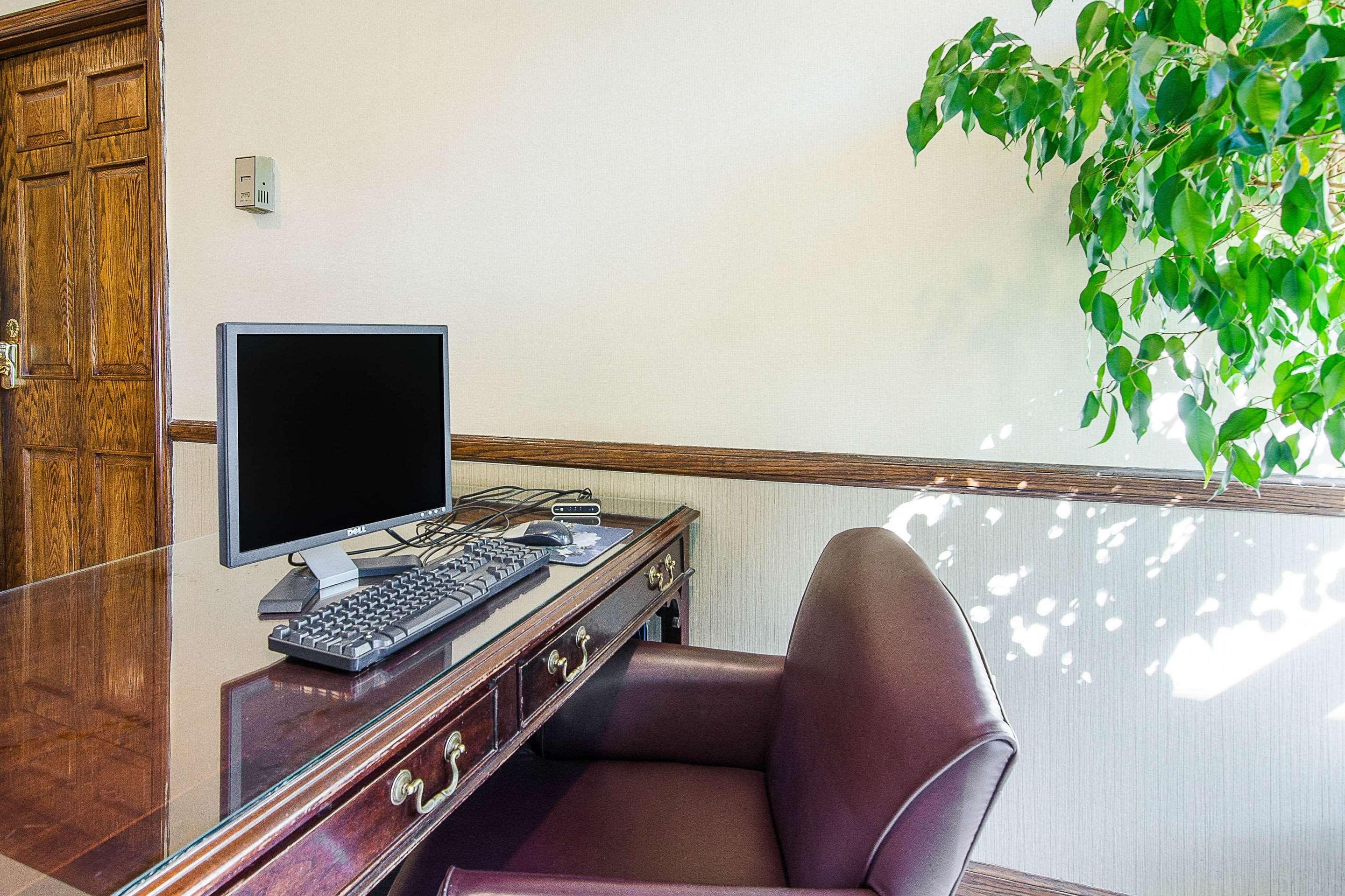 Econo Lodge Inn & Suites Norton Екстериор снимка