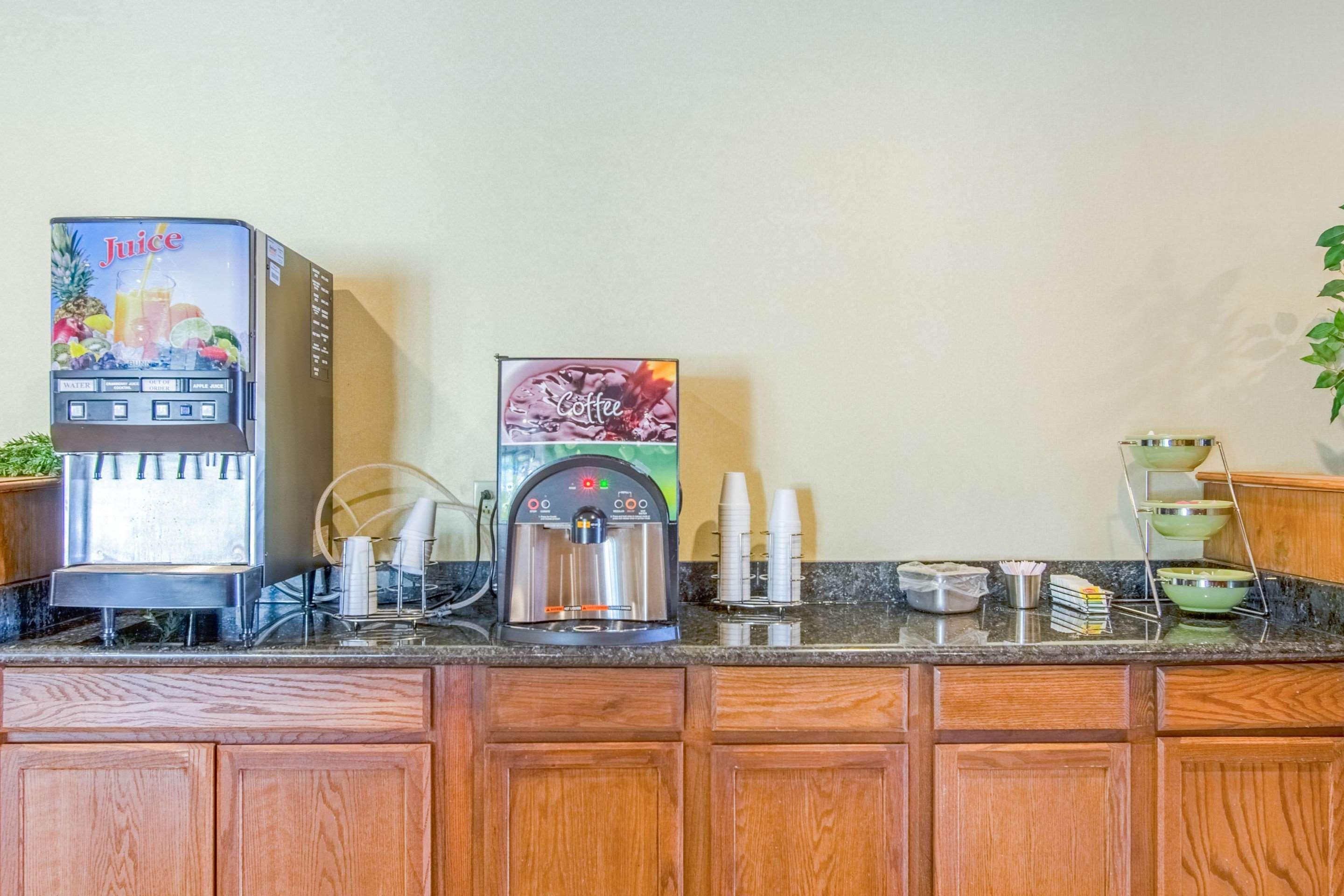 Econo Lodge Inn & Suites Norton Екстериор снимка