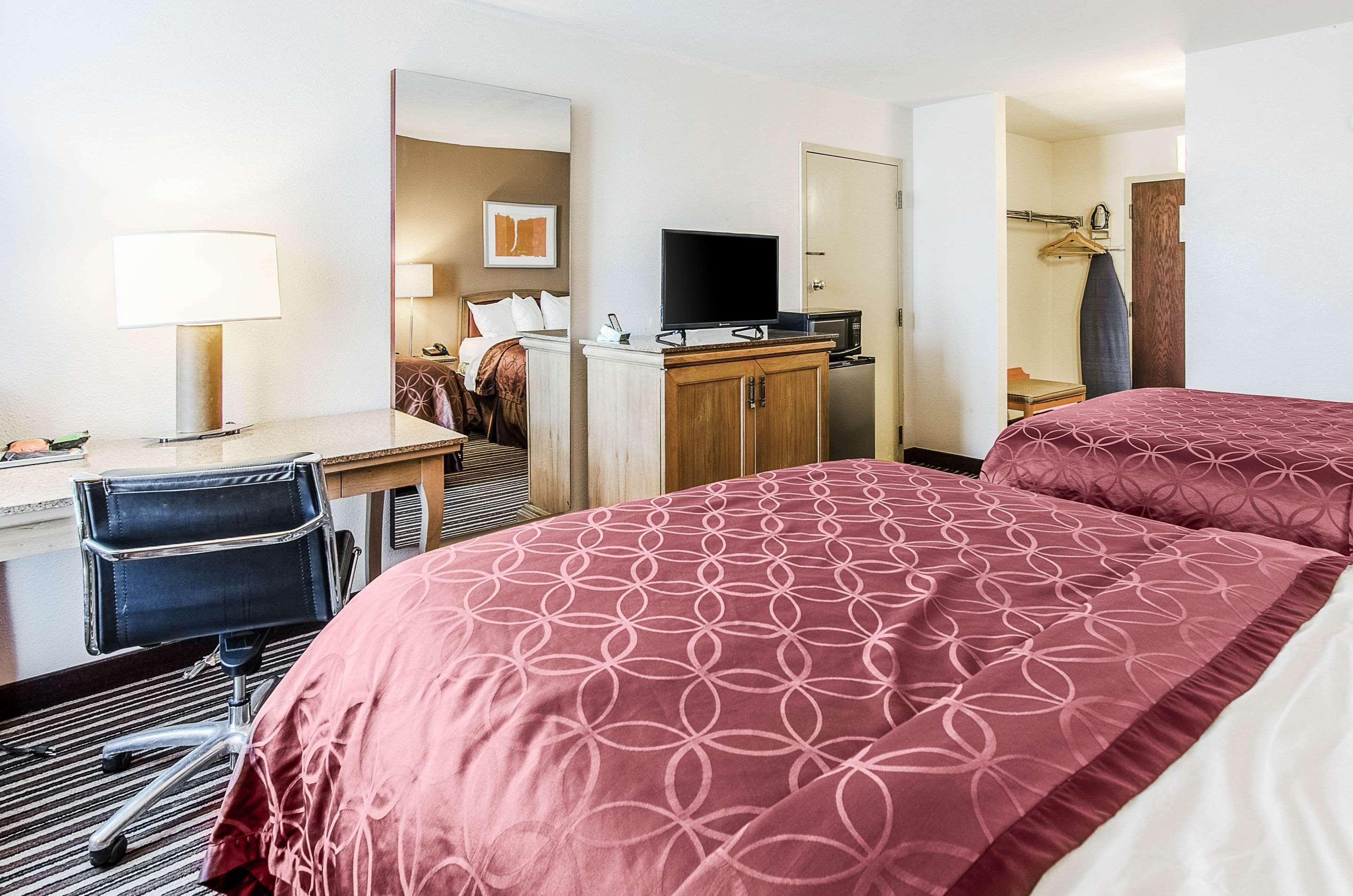 Econo Lodge Inn & Suites Norton Екстериор снимка