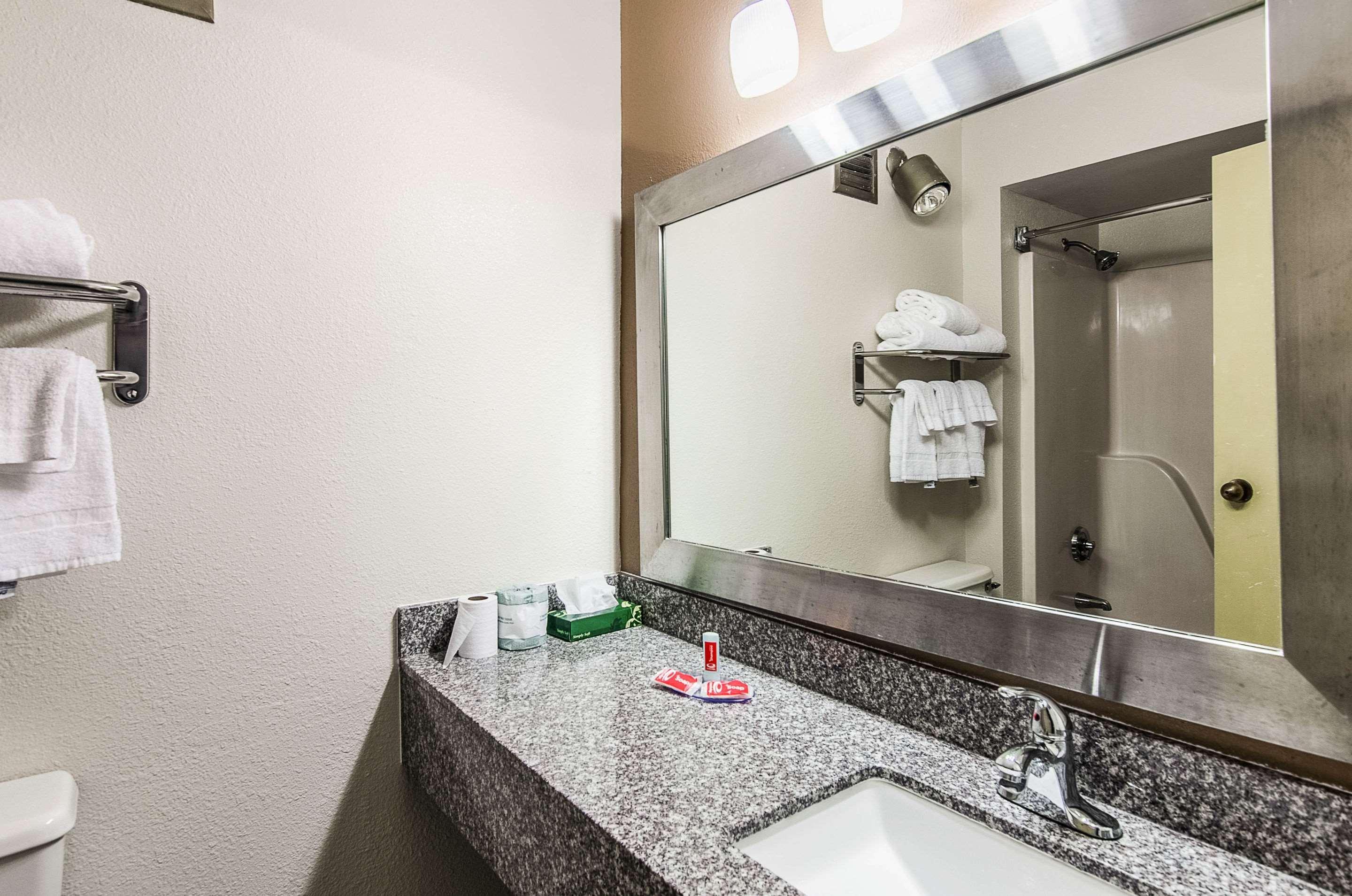 Econo Lodge Inn & Suites Norton Екстериор снимка
