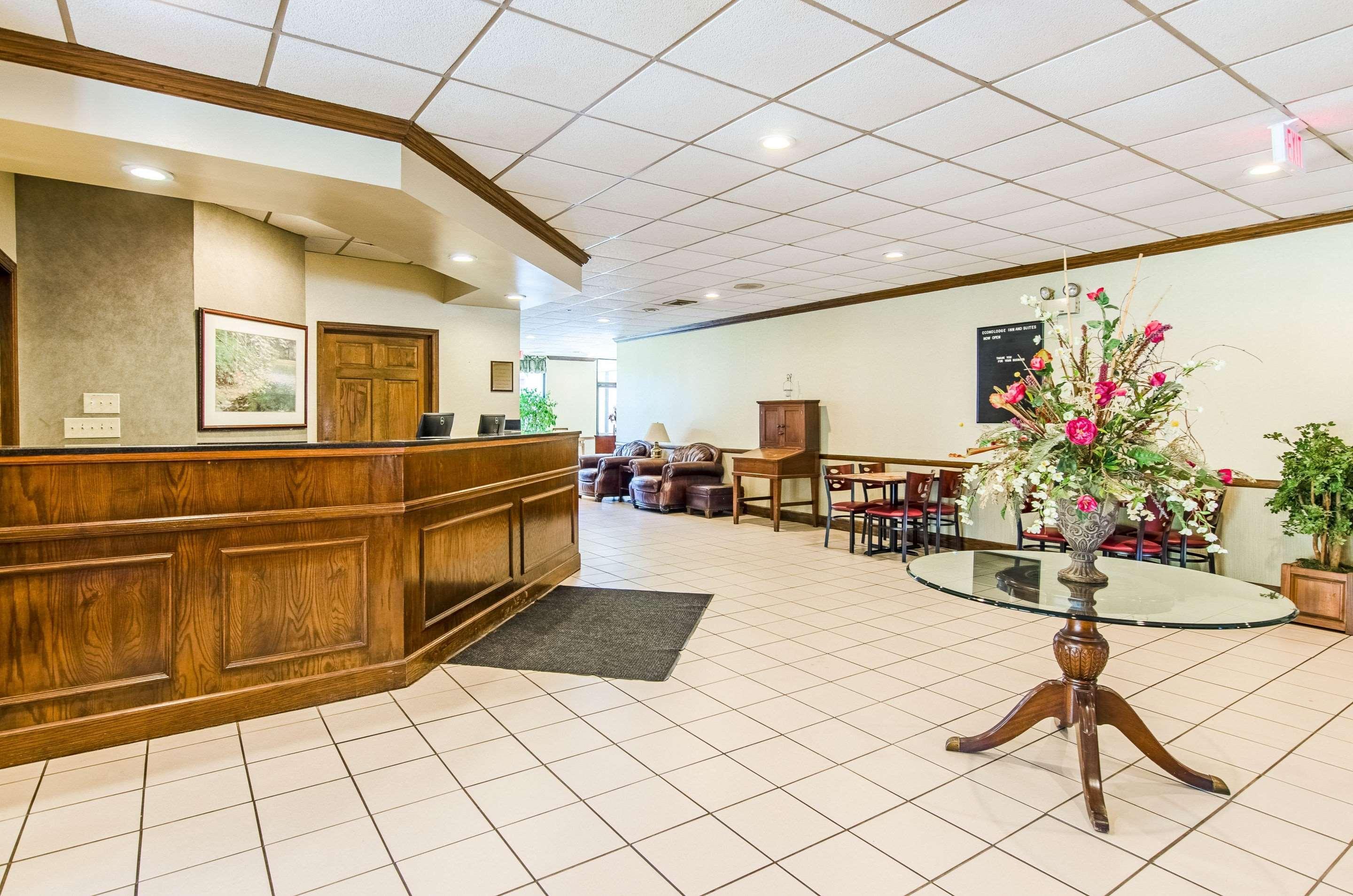Econo Lodge Inn & Suites Norton Екстериор снимка
