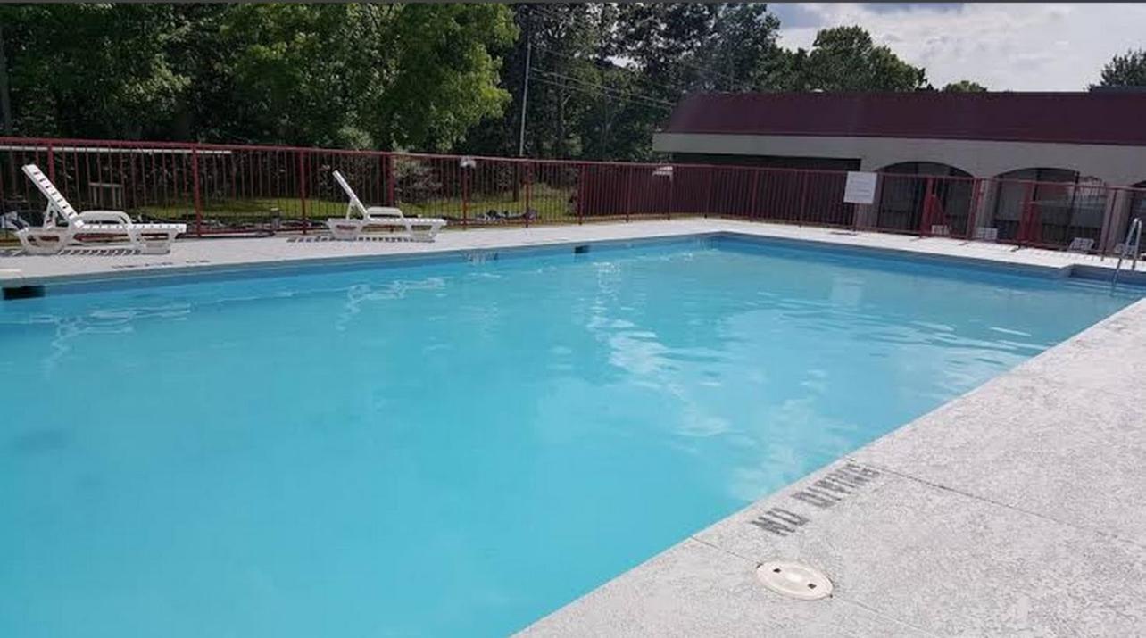 Econo Lodge Inn & Suites Norton Екстериор снимка