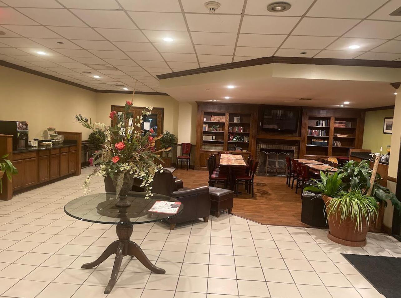 Econo Lodge Inn & Suites Norton Екстериор снимка