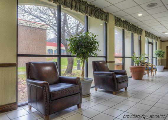 Econo Lodge Inn & Suites Norton Екстериор снимка