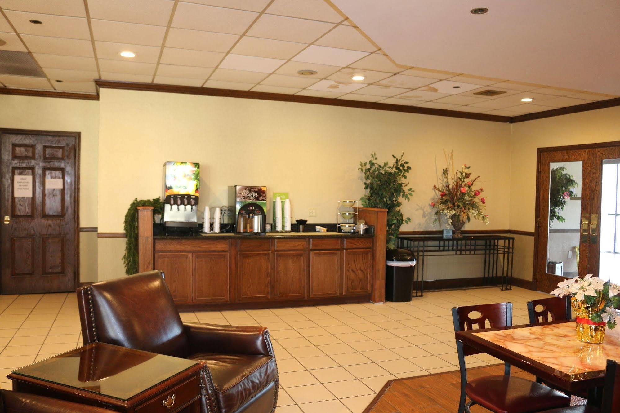 Econo Lodge Inn & Suites Norton Екстериор снимка