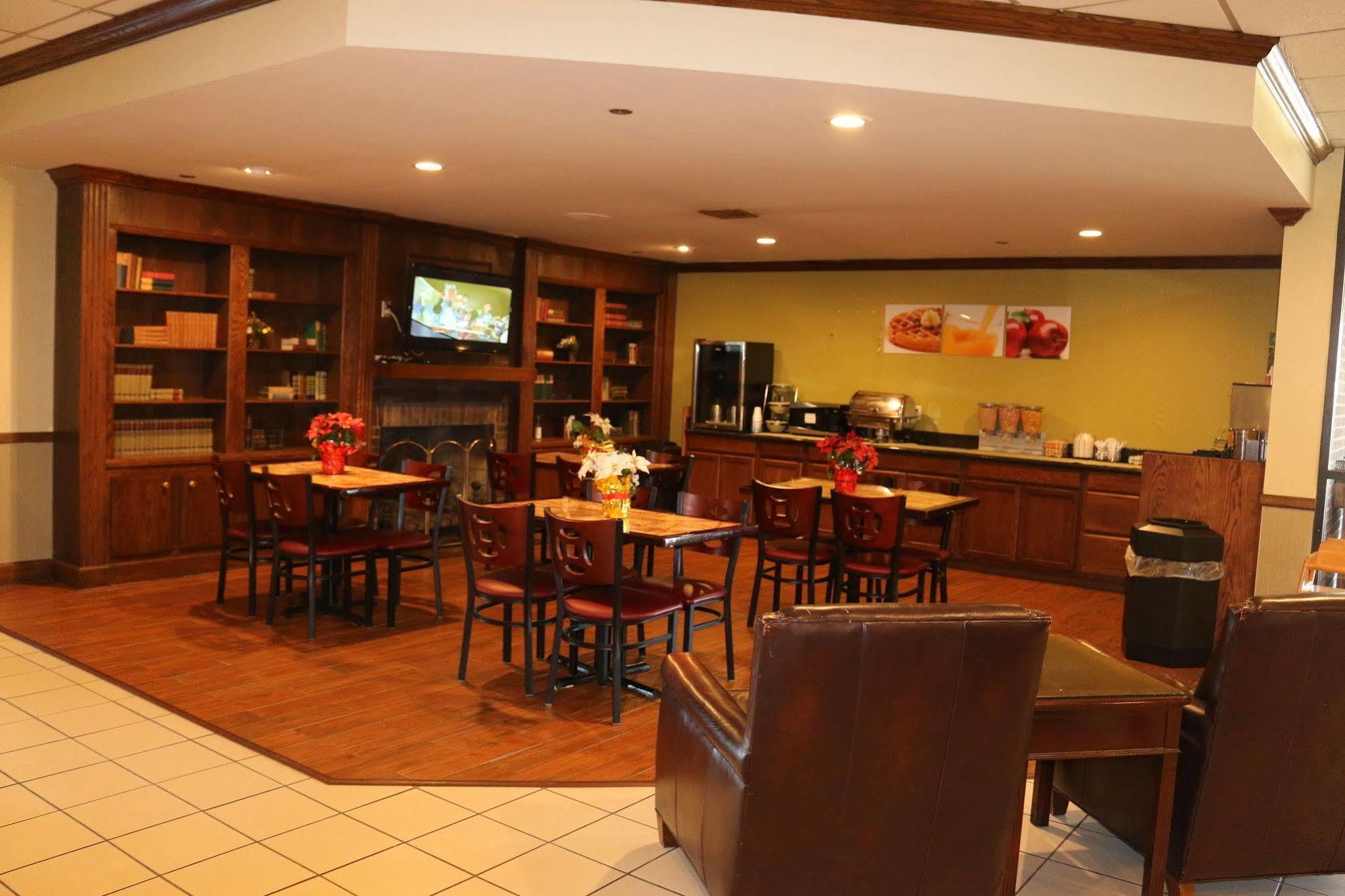 Econo Lodge Inn & Suites Norton Екстериор снимка