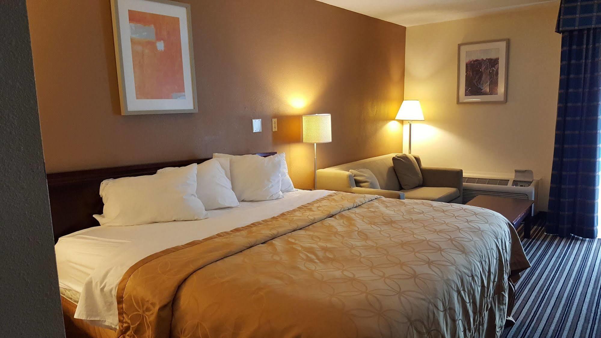Econo Lodge Inn & Suites Norton Екстериор снимка