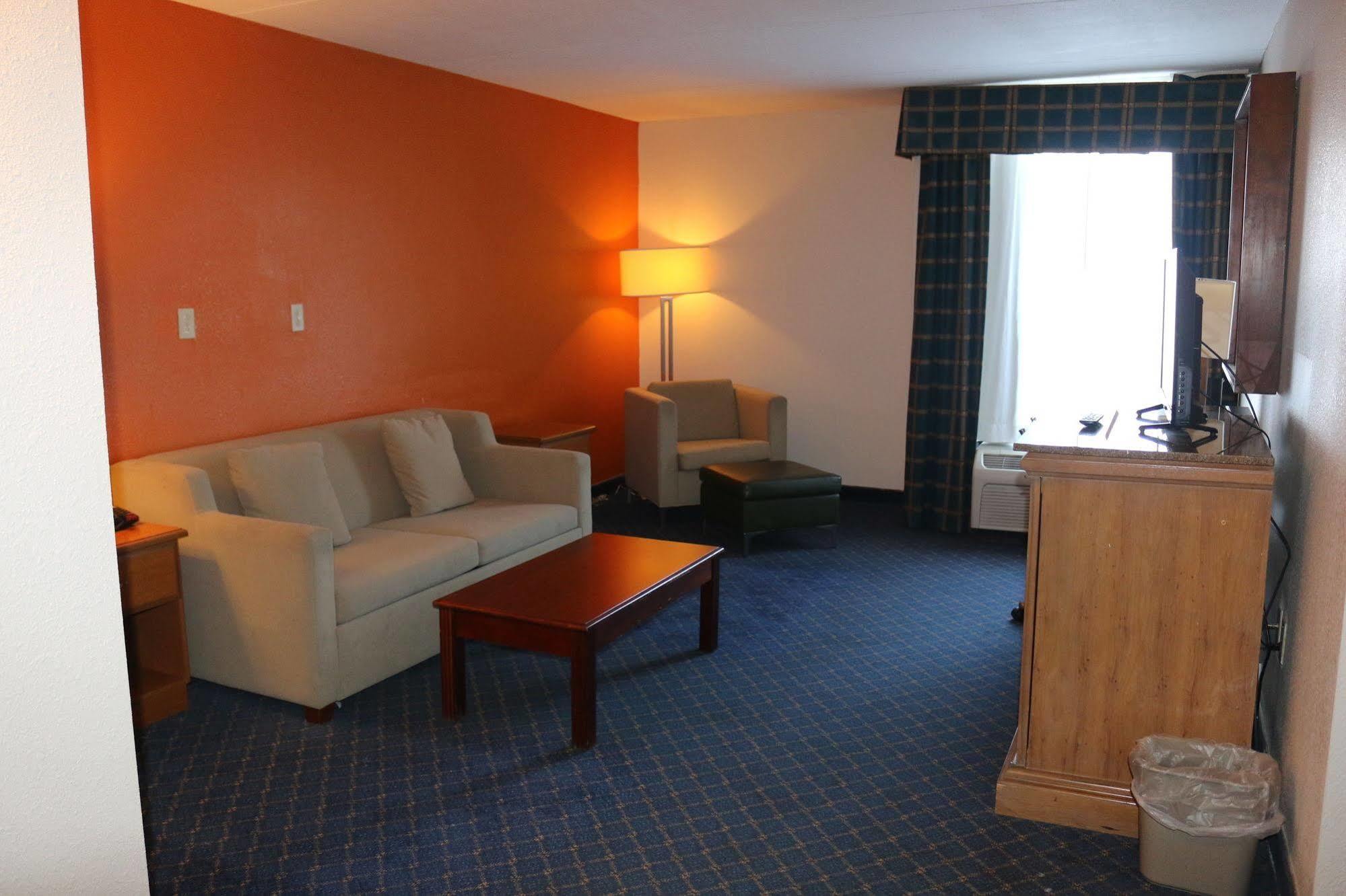 Econo Lodge Inn & Suites Norton Екстериор снимка