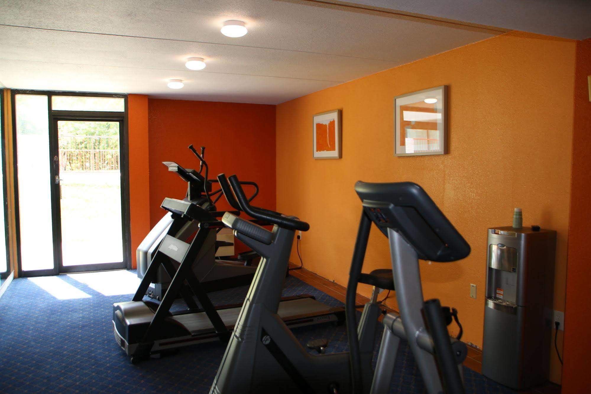 Econo Lodge Inn & Suites Norton Екстериор снимка