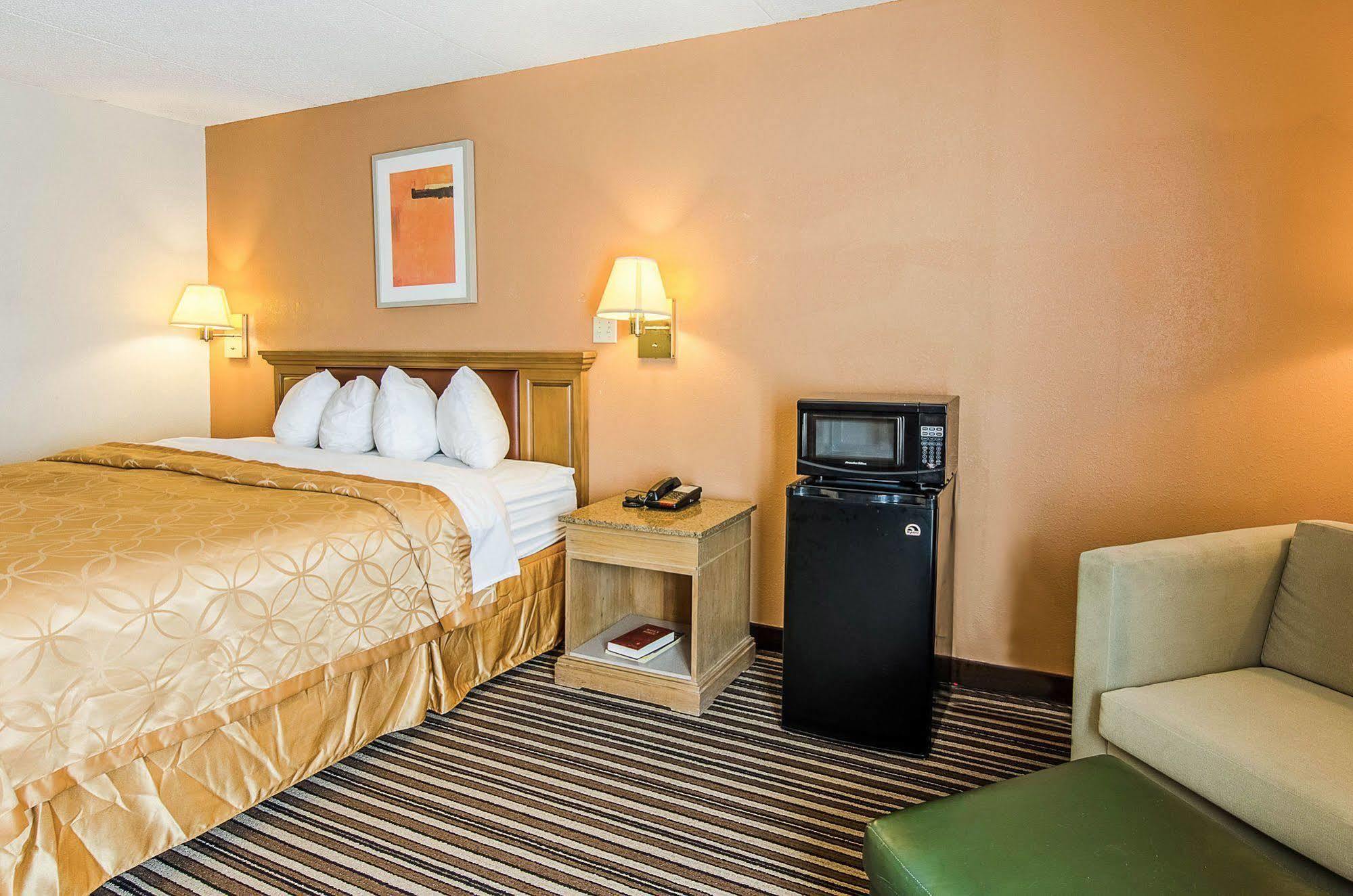 Econo Lodge Inn & Suites Norton Екстериор снимка