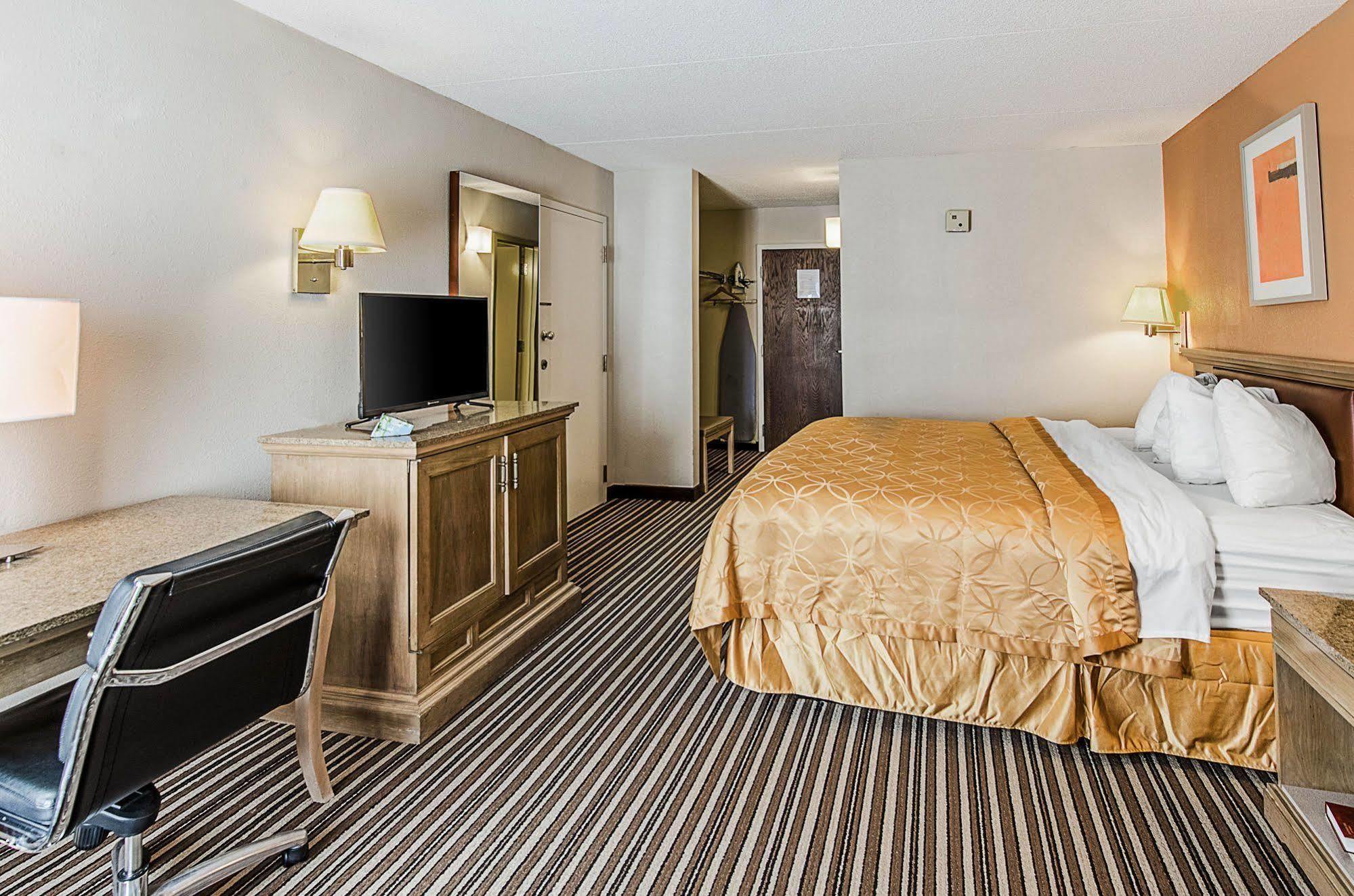 Econo Lodge Inn & Suites Norton Екстериор снимка