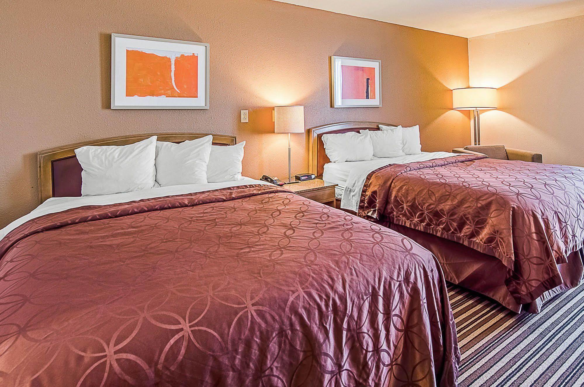 Econo Lodge Inn & Suites Norton Екстериор снимка