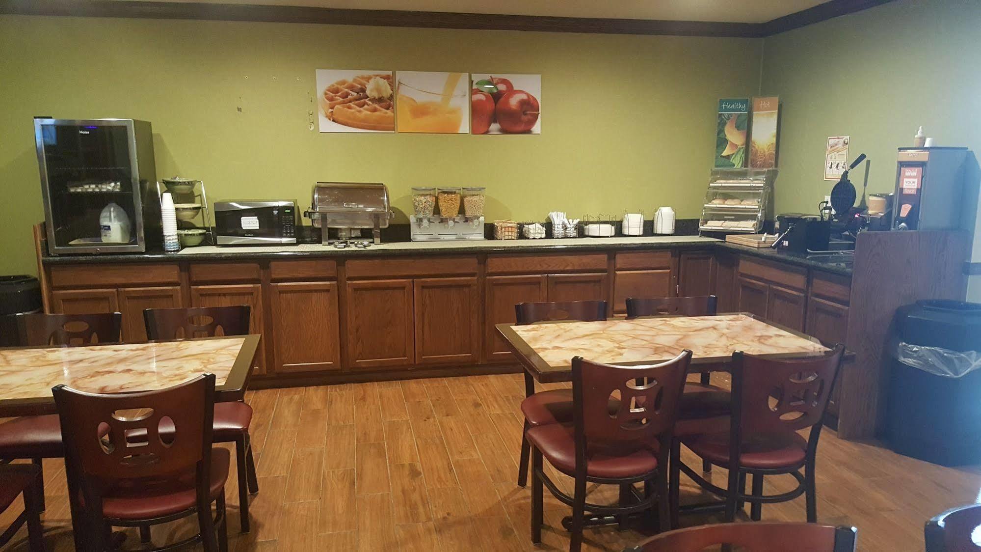 Econo Lodge Inn & Suites Norton Екстериор снимка
